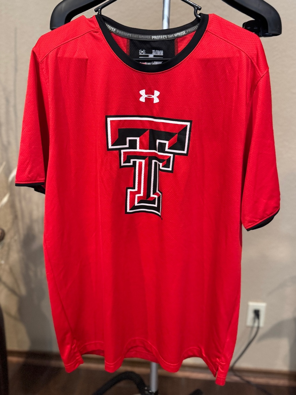 Under Armour Men’s Red Texas Tech Jersey Like Tee with Black Trim